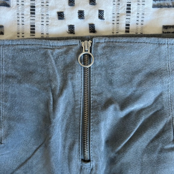 Blank NYC Gray Suede Leather Mini Skirt Pockets Lined Zipper Back london fog - Picture 6 of 10